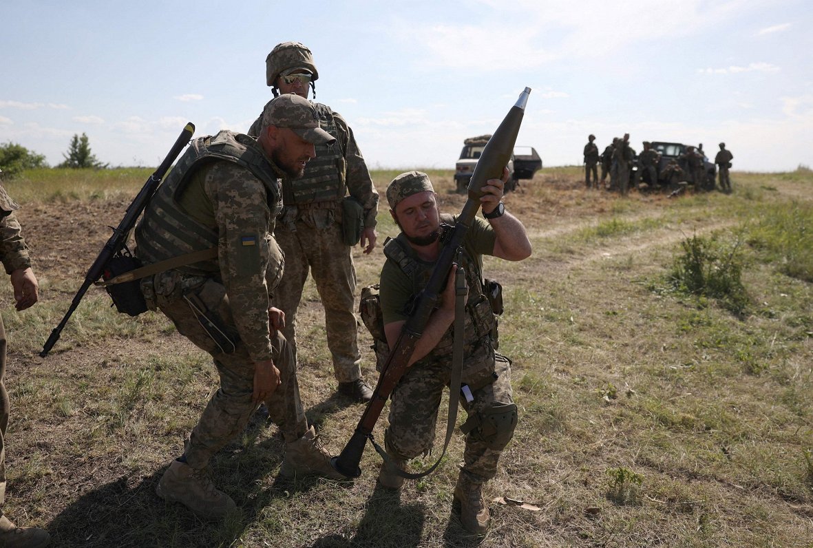 Ukrainas armijas karavīru militārās mācības netālu no frontes līnijas Doneckas reģionā
