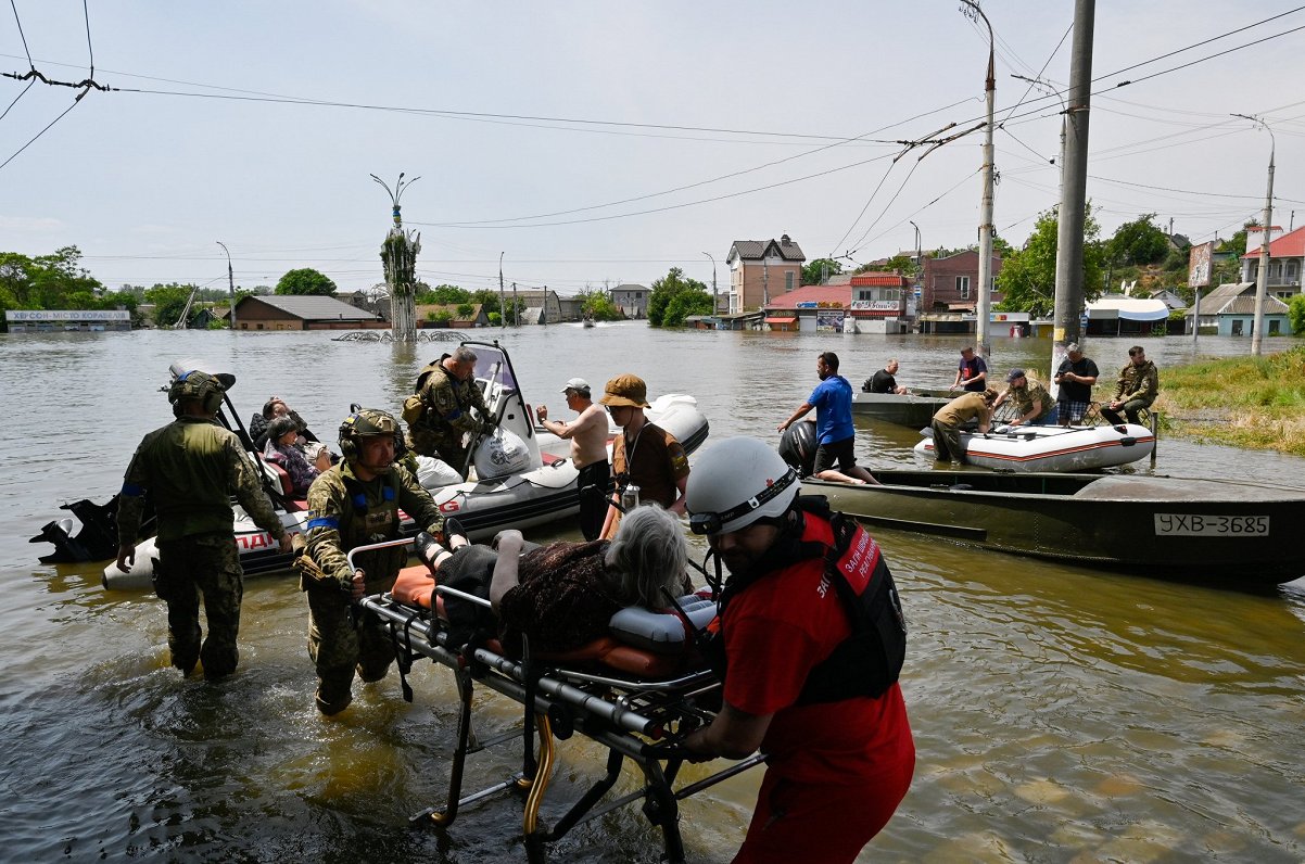 Спасатели в затопленном Херсоне.