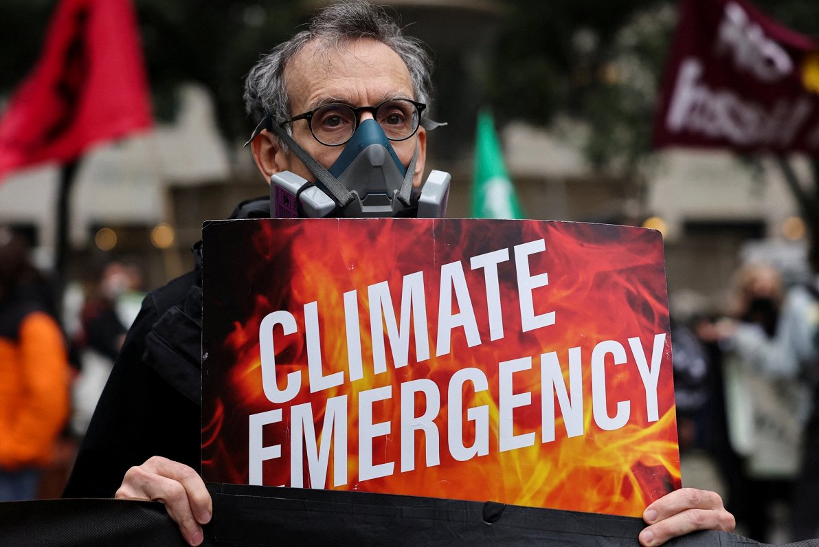 Ņujorkā vides aktīvists ar plakātu &quot;Klimata trauksme&quot;