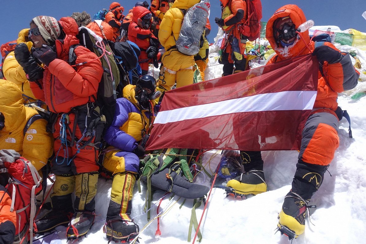 Latvijas alpīnista Jura Ulmana kāpiens Everestā.