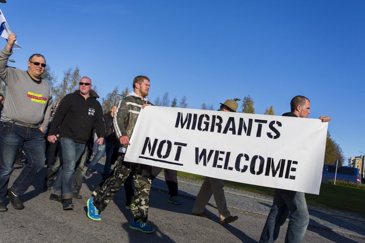 Imigrācijas pretinieku demonstrācija ar lozungu &quot;Migranti nav gaidīti&quot;, 2015. gads