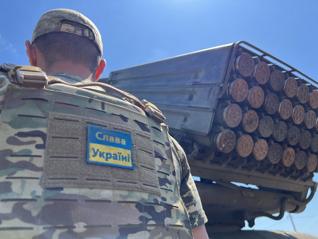 Ukrainas armijas zalvju uguns raķešu sistēmas &quot;Grad&quot; vienība saņēmusi komandu vērst uguni...