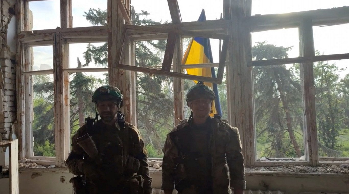 Ukrainas karavīri pie atbrīvota ciema Doneckas apgabalā