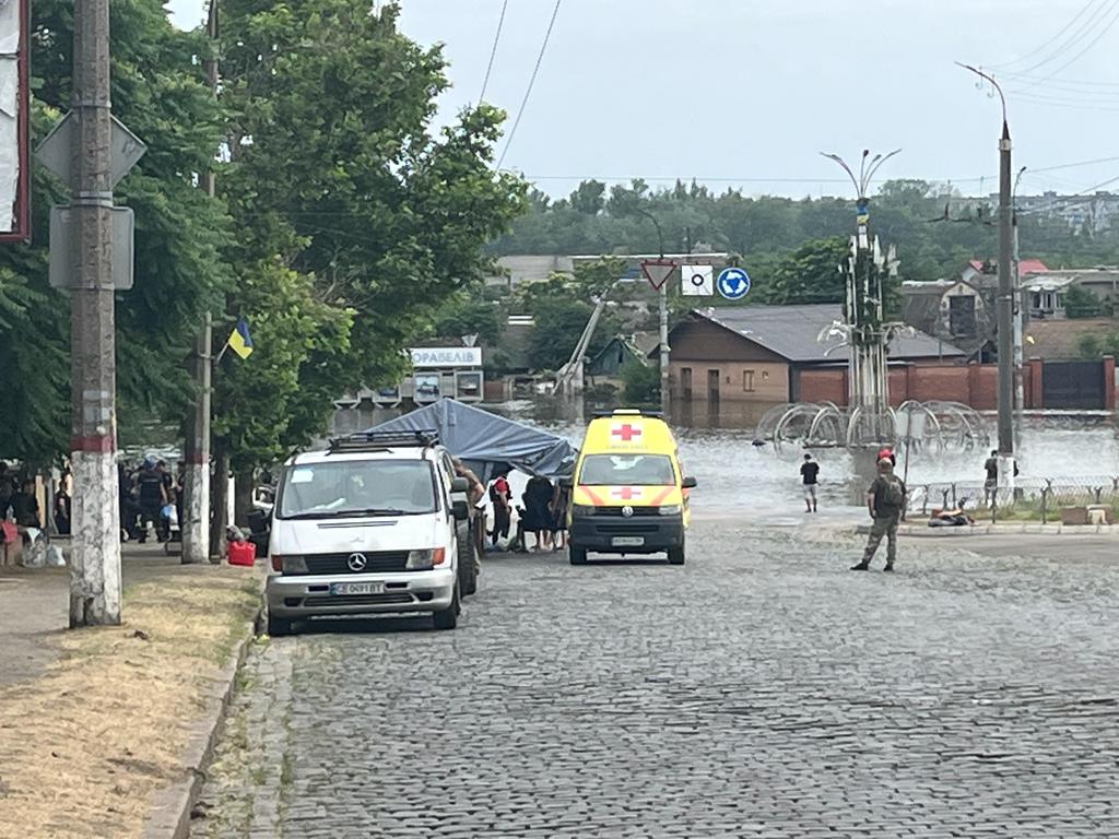 Hersonā turpinās cilvēku evakuācija no plūdu pārņemtajām teritorijām