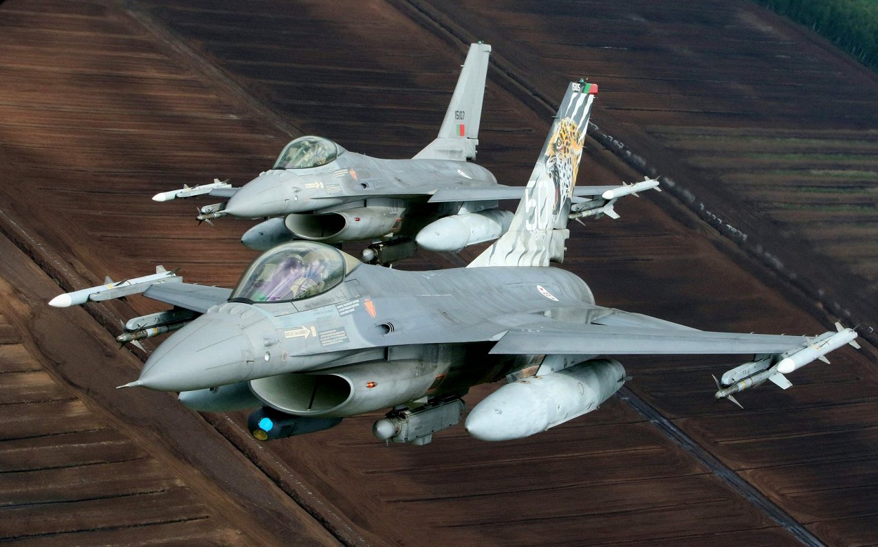 Attēlā F-16 iznīcinātāji