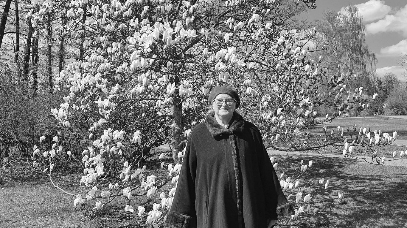 Helmī Stalte (1949–2023) šopavasar, magnoliju ziedēšanas laikā.