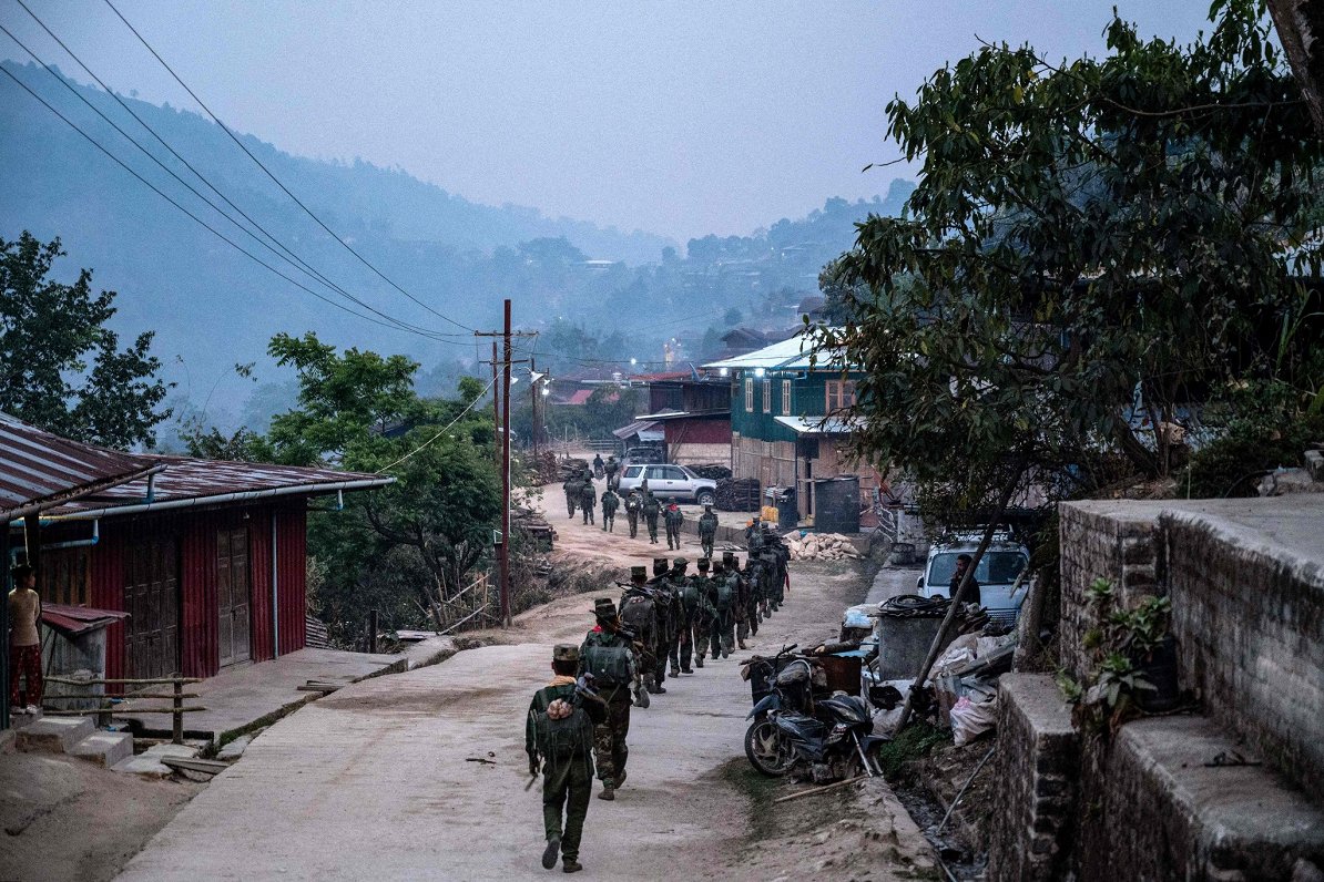 Militāro vienību patruļa ciemā Mjanmas ziemeļos.