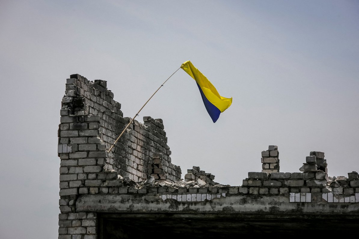 Флаг над освобожденным Нескучным. Украина, Донецкая область. 13.06.2023