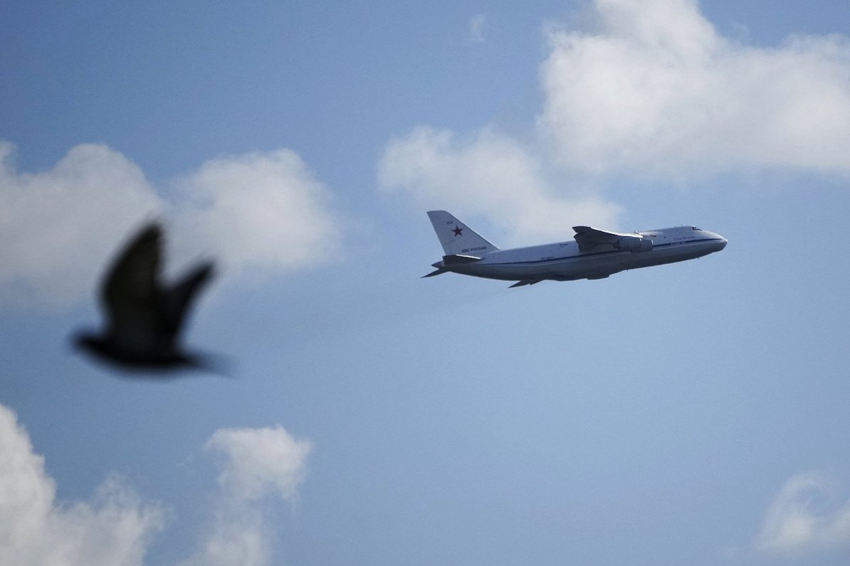 &quot;Antonov&quot; An-124 lidmašīna pacelšanās brīdī no Sanktpēterburgas lidostas.