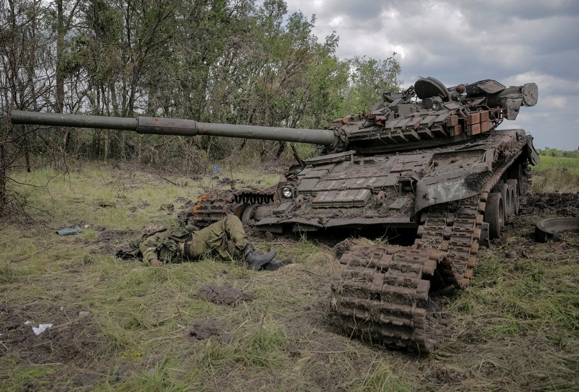 Убитый солдат РФ и подбитый танк. Украина, Донецкая область, возле Сторожевого. 14.06.2023
