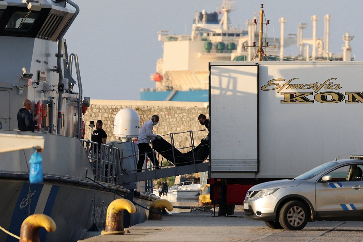 Cilvēka mirstīgo atlieku nešana pēc migrantu kuģa avārijā pie Grieķijas krastiem, 15.06.2023.