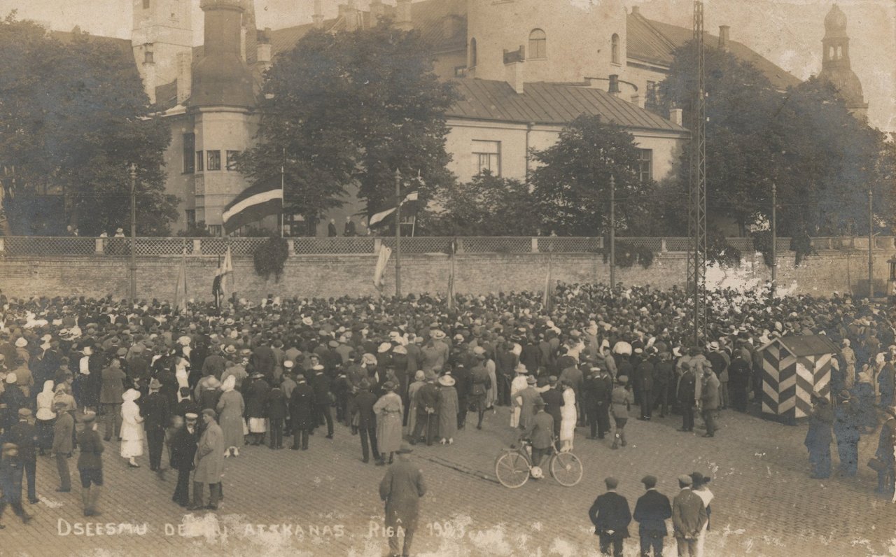 Dziesmu dienu &quot;Atskaņu&quot; dalībnieki pie Rīgas pils. 1923. gada 29. jūlijs