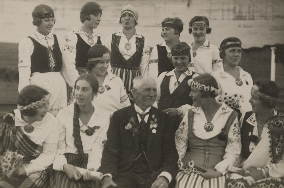 Jānis Ezergailis starp koristēm Latvju jaunatnes 2. dziesmu svētkos Rīgā. 1928. gads