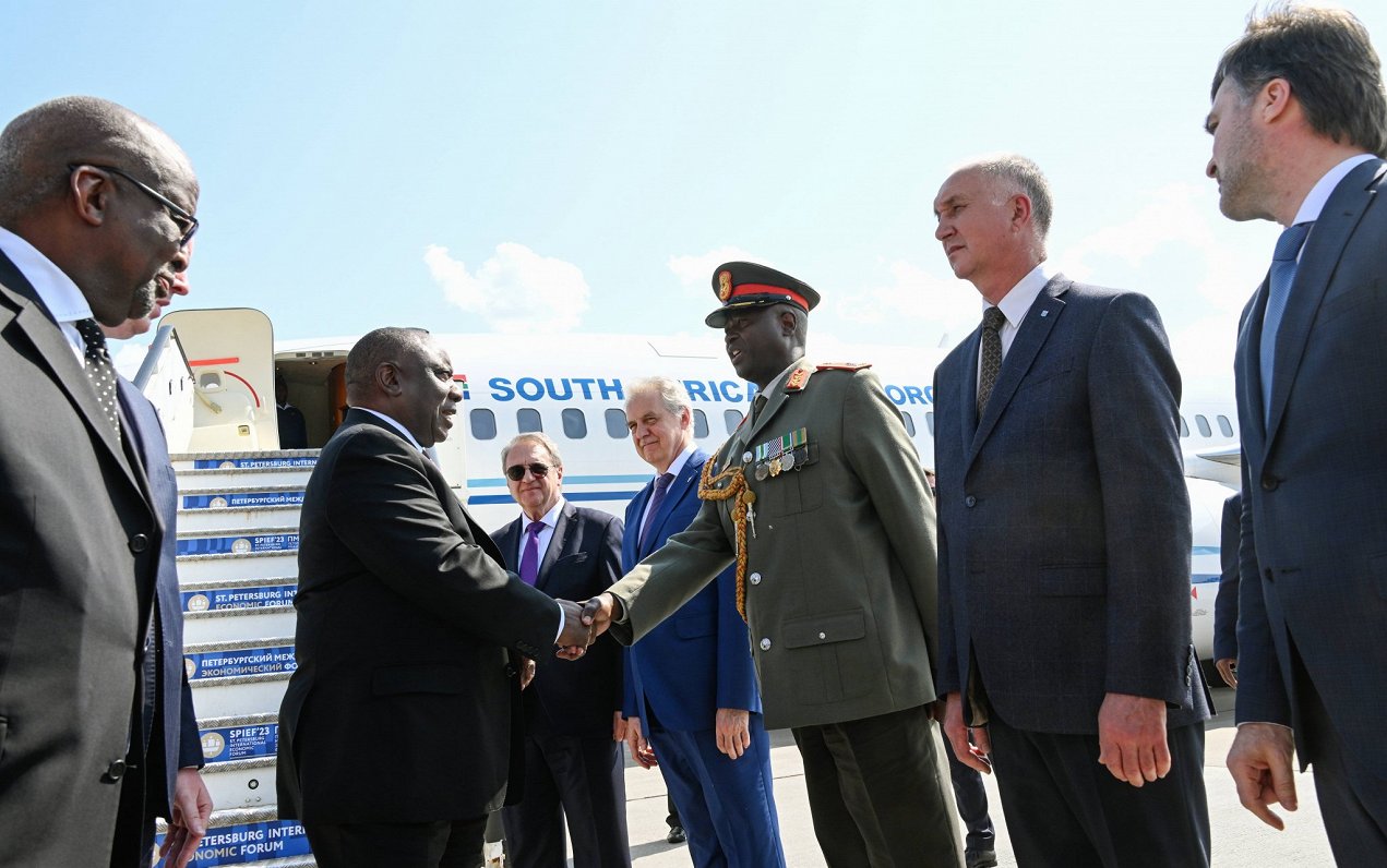 Āfrikas līderi ierodas Sanktpēterburgā, lai tiktos ar Vladimiru Putinu