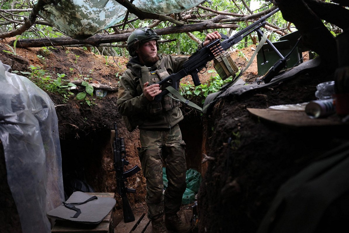 Ukrainas armijas karavīrs pozīcijās Doneckas reģionā