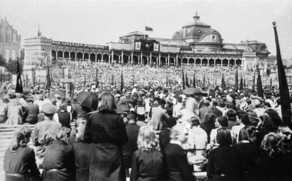 1948. gadā Esplanādē celtā estrāde Dziesmu svētku 75 gadu atcerei