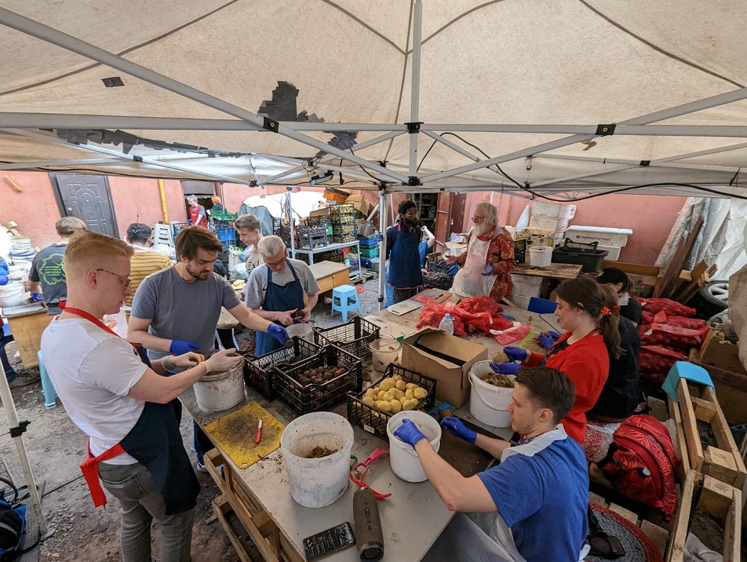Brīvprātīgo darbs virtuvē Ļvivā
