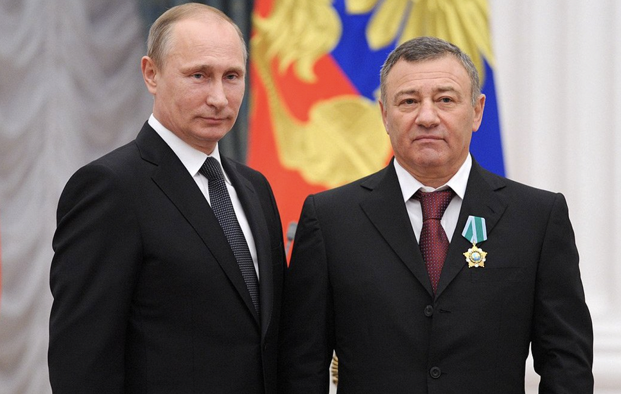 Putins 2013.gadā pasniedz Draudzības ordeni Arkādijam Rotenbergam kā Krievijas Džudo federācijas pār...