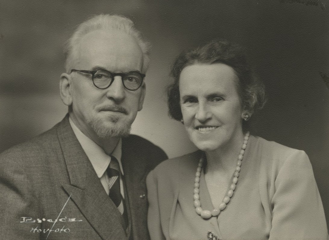 Grāmatizdevējs Kārlis Rasiņš (1886–1974) ar dzīvesbiedri Annu. Zviedrija, 1932.- 1940. gads