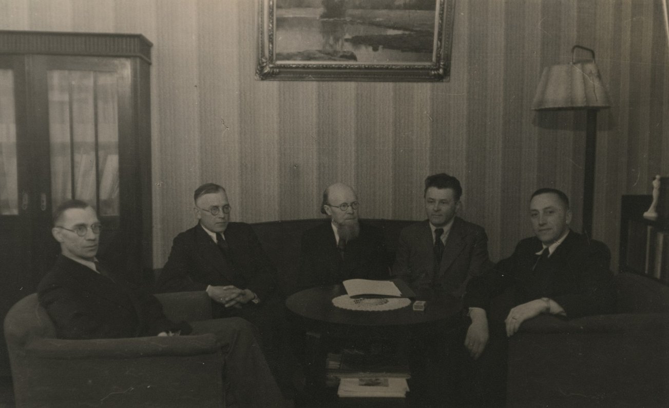 Vēsturnieks Rauls Šnore, Jānis Kuplis, Jēkabs Graubiņš, Teodors Reiters un Kārlis Dzirkalis 1944. ga...
