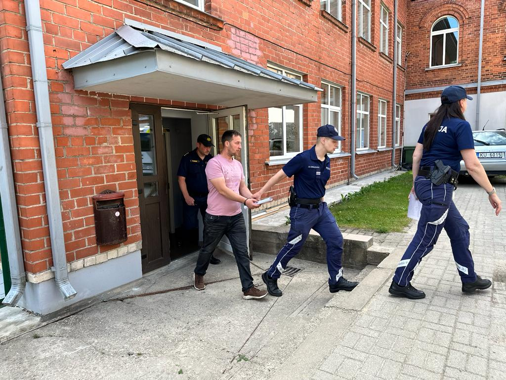 Полиция выводит подозреваемого из здания Суда Резекне