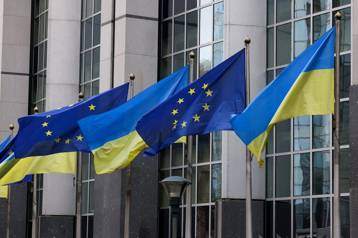 Ukrainas un Eiropas Savienības karogi