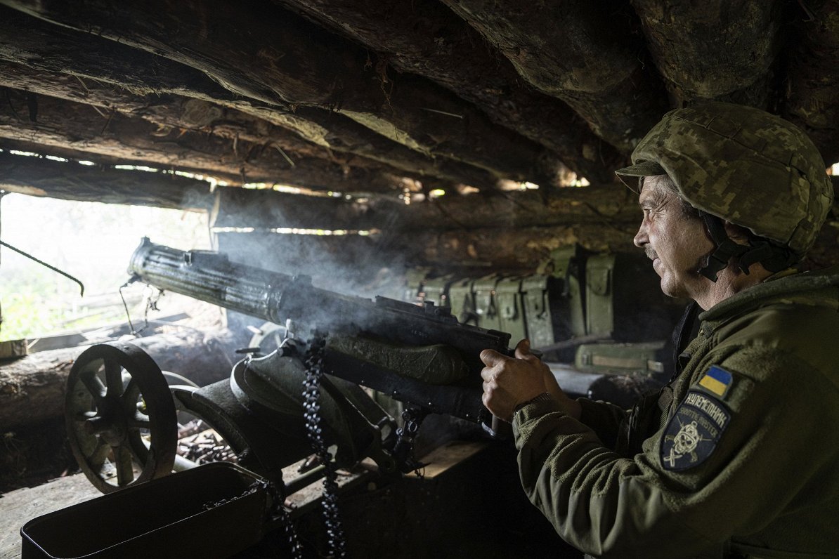 Ukrainas armijas karavīrs šauj ar ložmetēju &quot;Maxim&quot;