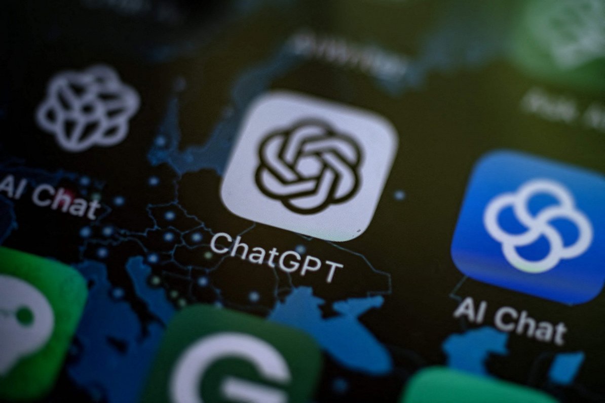 ChatGPT aplikācijas ikona uz viedtālruņa ekrāna