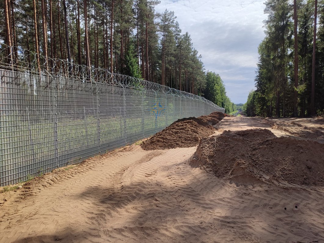 Latvijos ir Baltarusijos pasienio tvoros statytojai apkaltinti neatsiskaitymu / Straipsnis