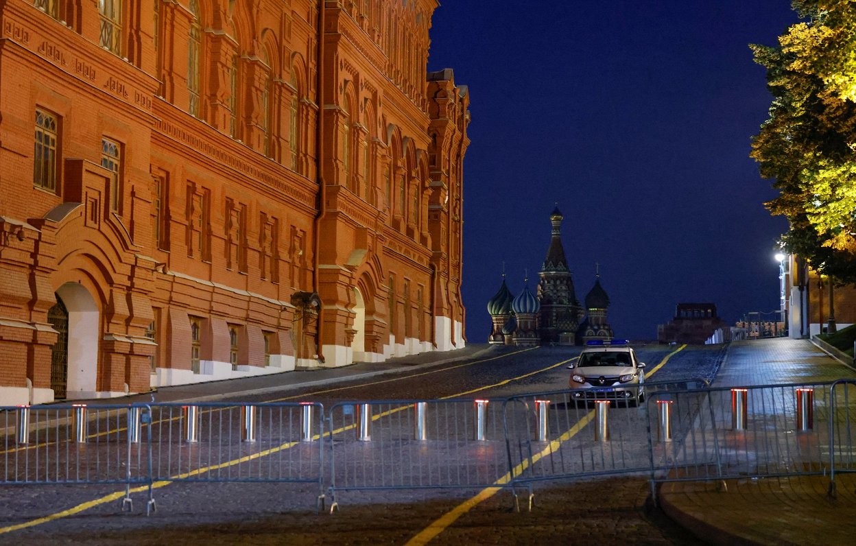 Policijas automašīna aiz barjera Sarkanajā laukumā Maskavas centrā 2023. gada 24. jūnijā.