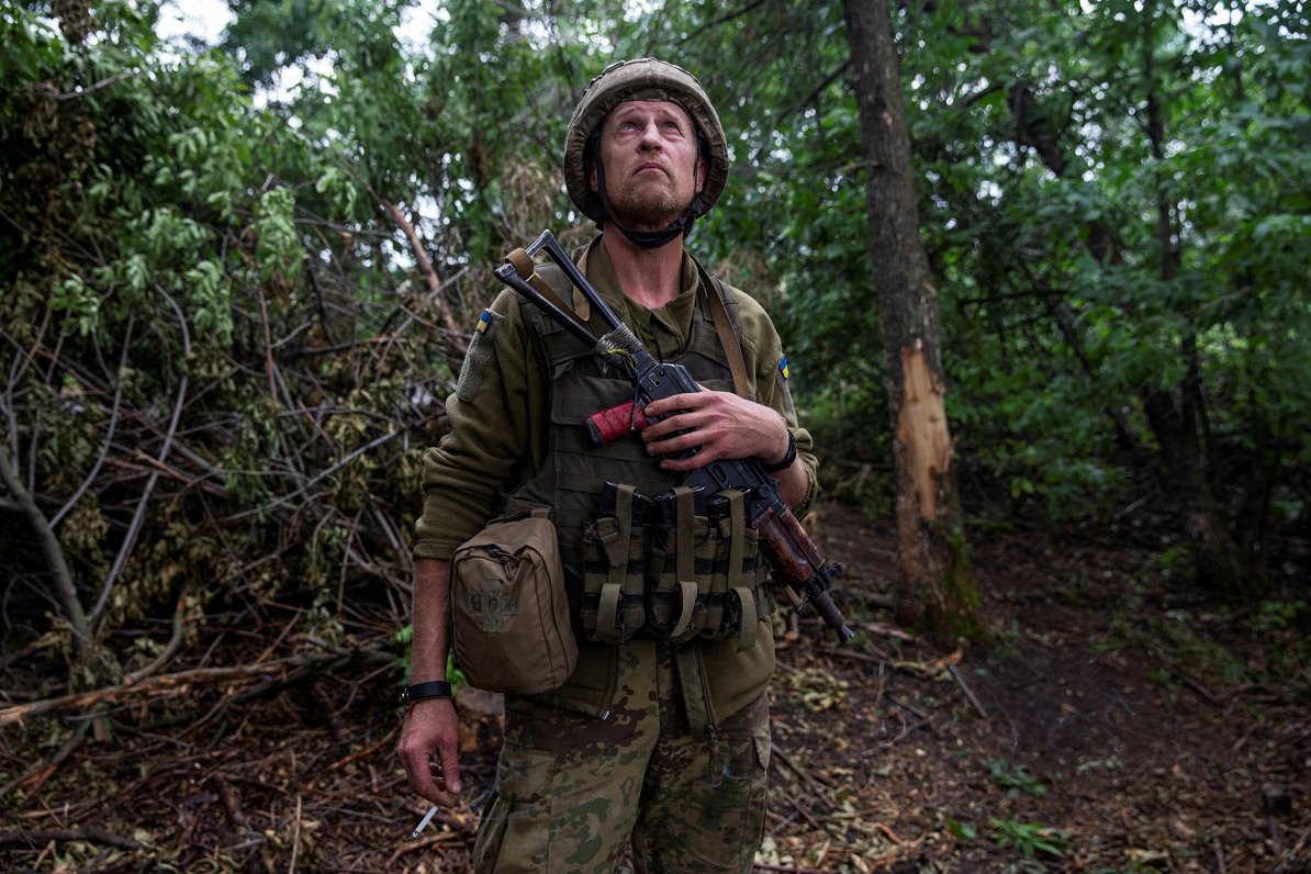Ukrainas armijas karavīrs netālu no Časivjaras