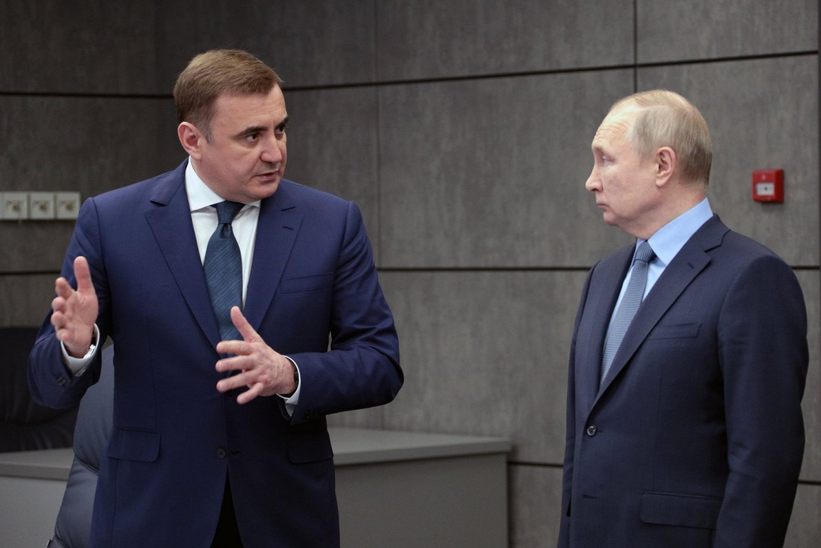 Tulas apgabala gubernators Aleksejs Djumins (pa kreisi) un Kremļa saimnieks Vladimirs Putins.