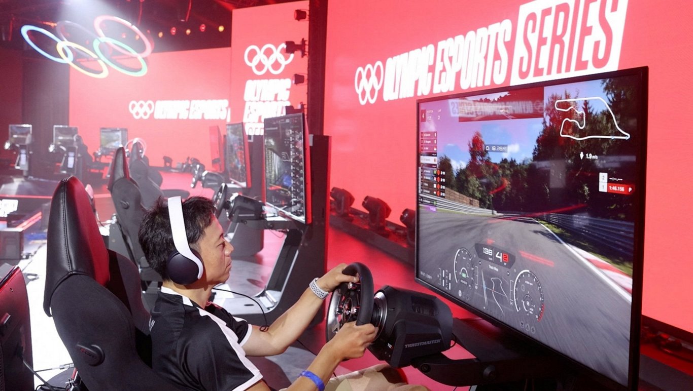 Autosporta sacīkstes simulatorā olimpiskajā e-sporta nedēļā