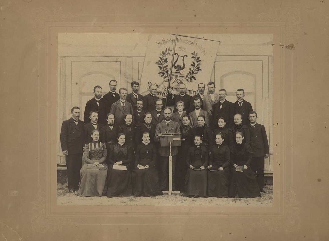 Vecpiebalgas labdarības biedrības koris ar kora karogu. 1888. gads