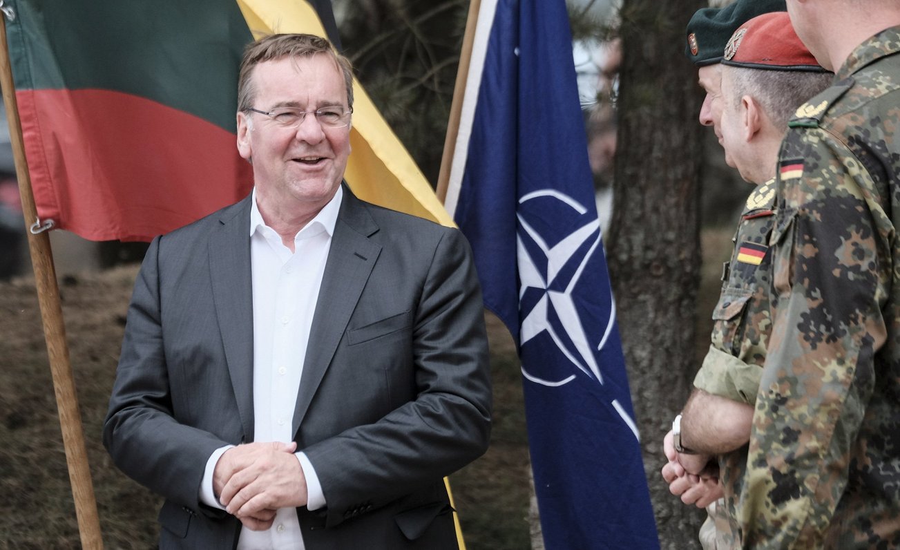 Vācijas aizsardzības ministrs Boriss Pistoriuss aprunājas ar vācu karavīriem Lietuvā, 26.06.2023.