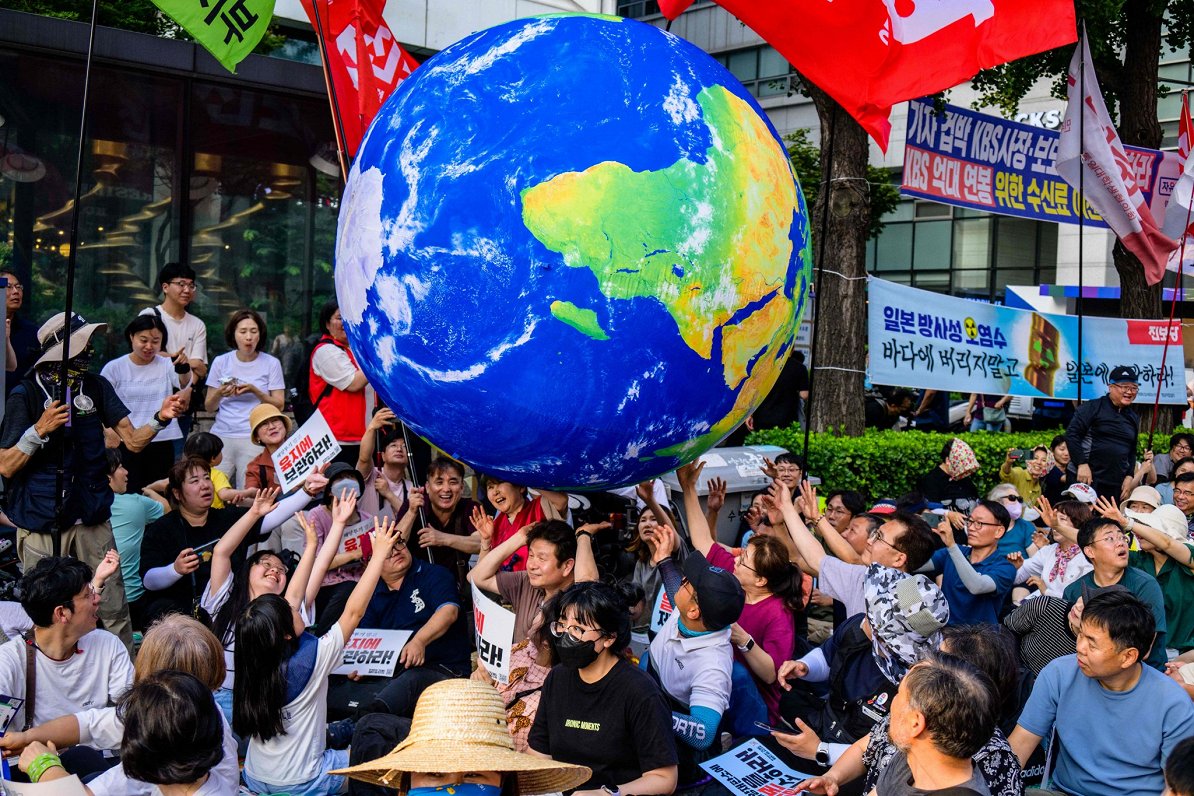 Aktīvisti protestē pret Fukušimas AES attīrītā ūdens novadīšanu, 24. jūnijs.