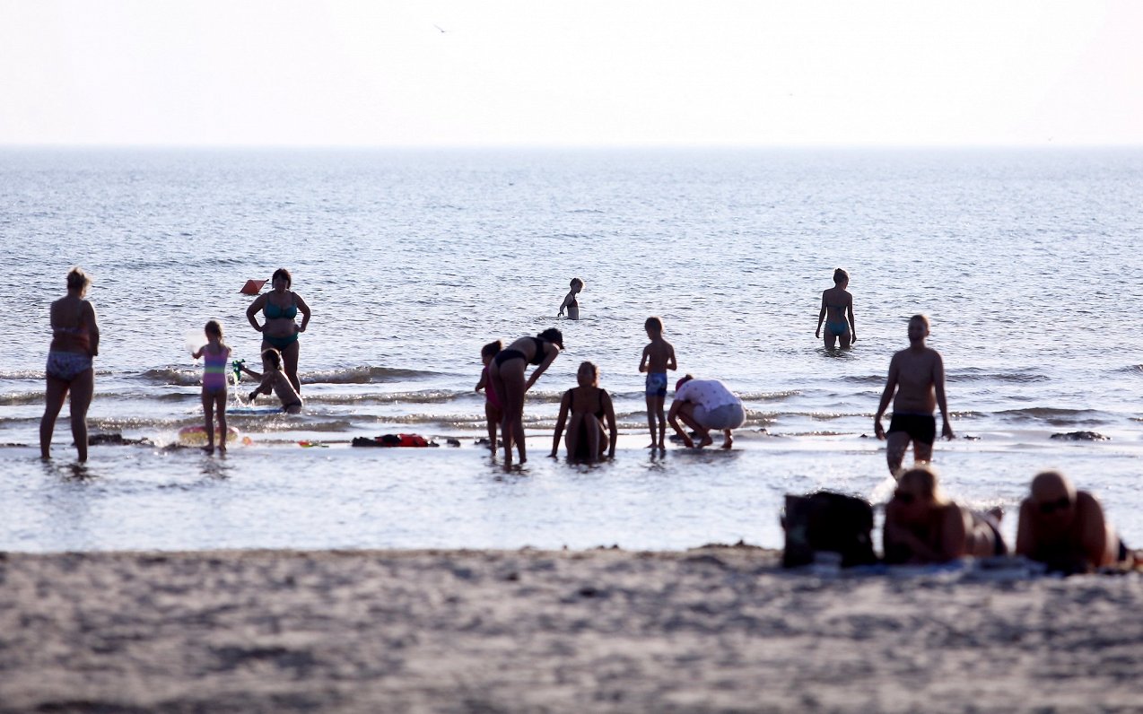 Пляж Вецаки, Латвия. Купание запрещено. Последние выходные лета. Sea weekend