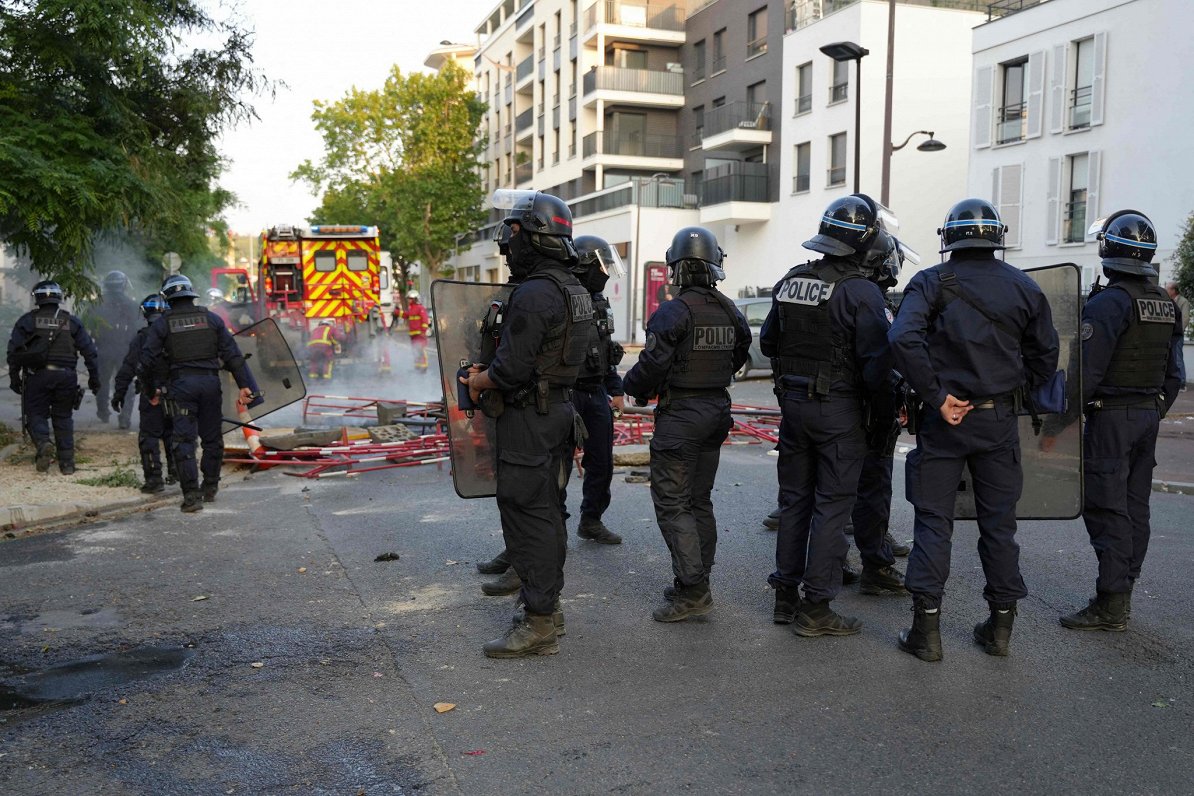 Policijas vienības Parīzes priekšpilsētā Nantērā