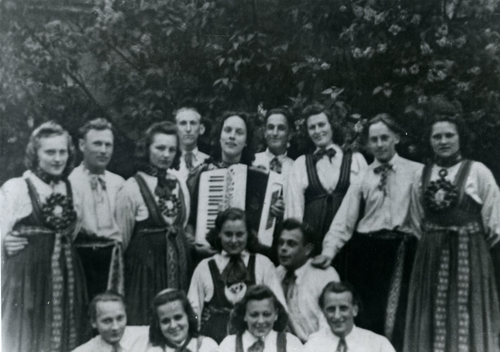 Basu pagasta deju kolektīvs ap 1945. gadu. Vidū ar akordeonu – skolotāja Dzidra Rasmane