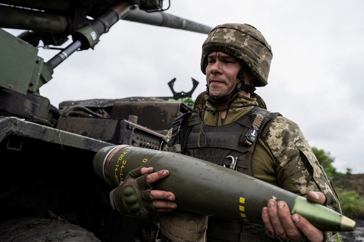 Ukrainas armijas karavīrs ar Francijā ražotās &quot;Caesar&quot; haubices munīciju
