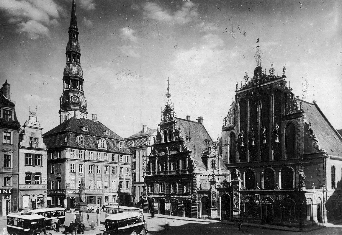 Plac Ratuszowy z Domem Bractwa Czarnogłowych i wieżą kościoła św. Piotra. 1931 r.● Ратушная площадь,...