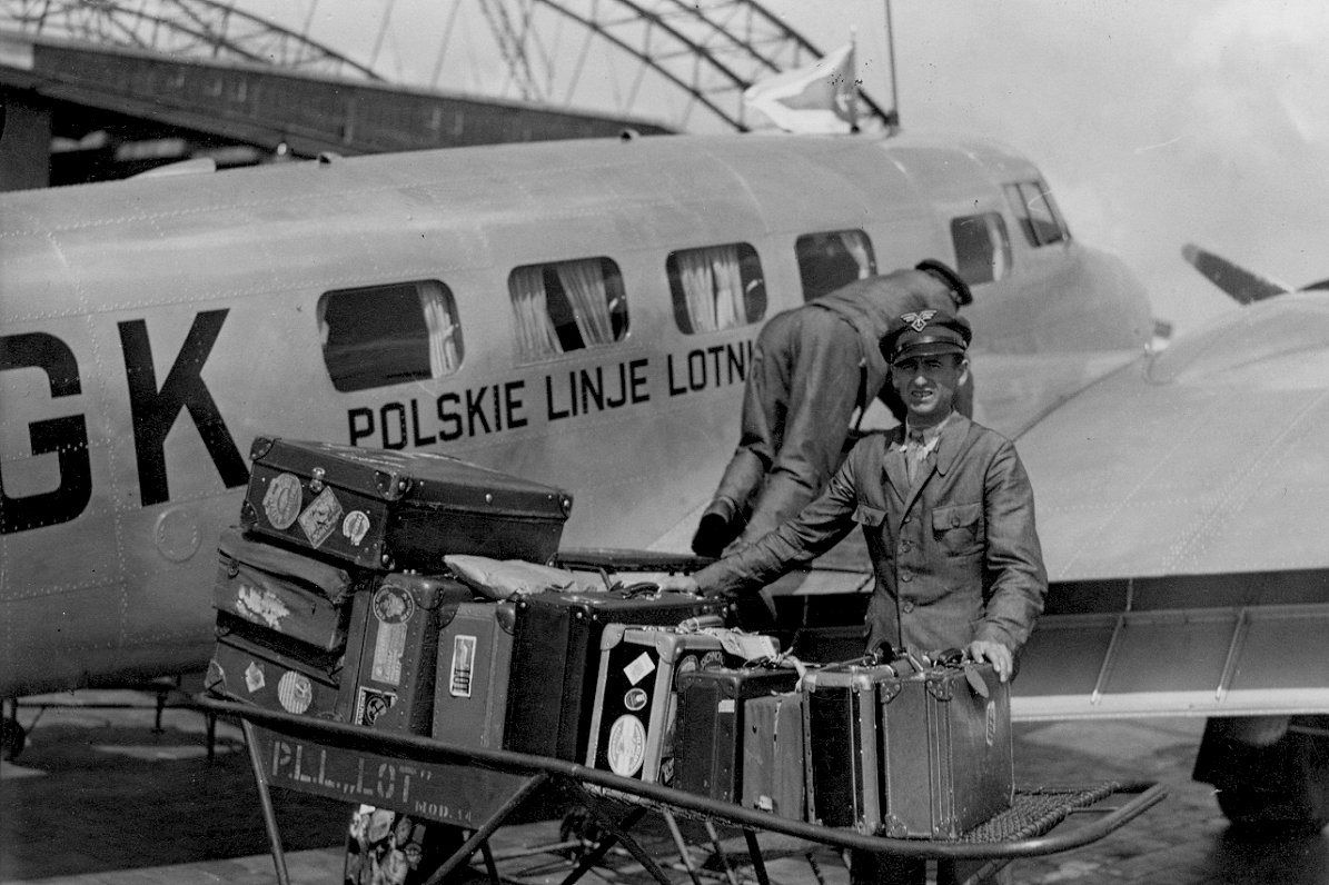 Wyładowywanie bagażu z samolotu Lockheed L-10 Electra. 1938 r.● Выгрузка багажа из самолета Lockheed...