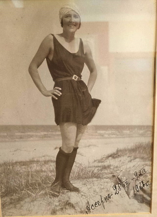 Staņislava Tillovna, poļu diplomātaMarcina Zeneviča vecvecmāte pludmalē Asaros