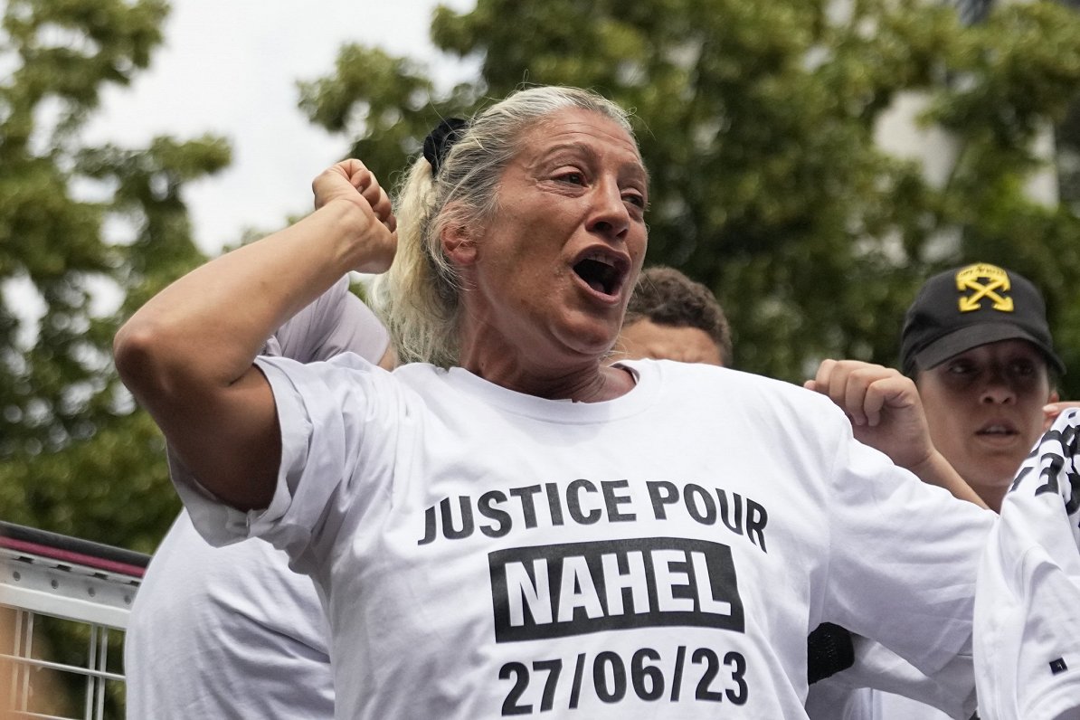 Francijas policijas nogalinātā jaunieša Nahela māte piedalās protesta akcijā pret valdību