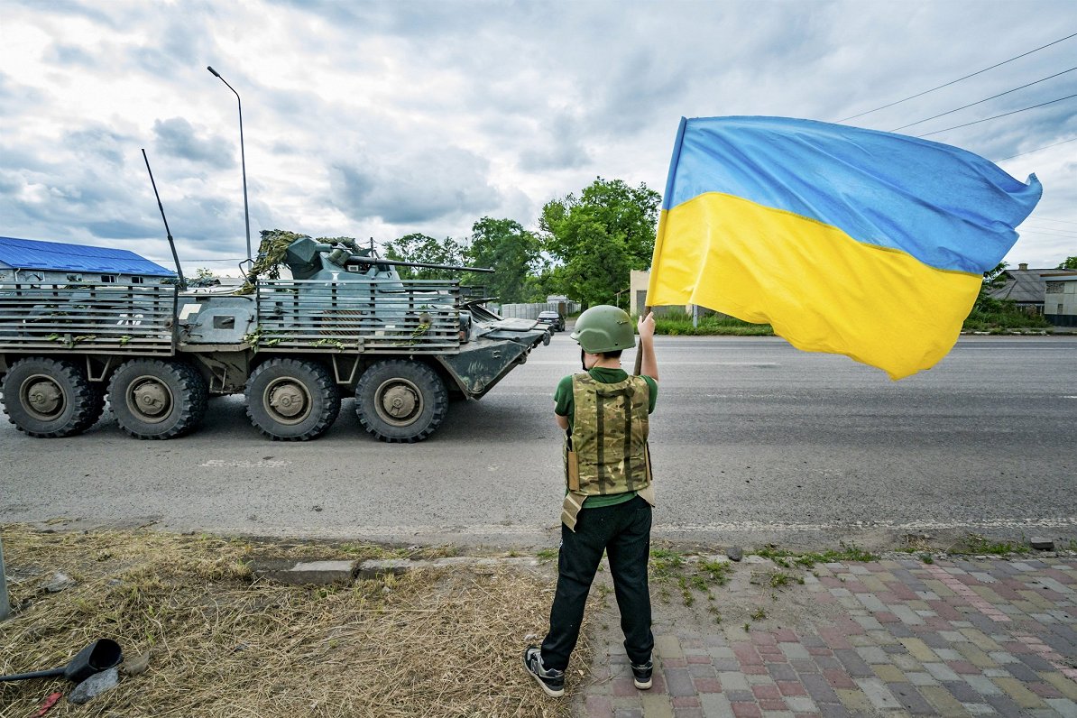 Ukrainas pilsētā Slovjanskā vietējais iedzīvotājs sveic Ukrainas armijas vienības, kas dodas Bahmuta...