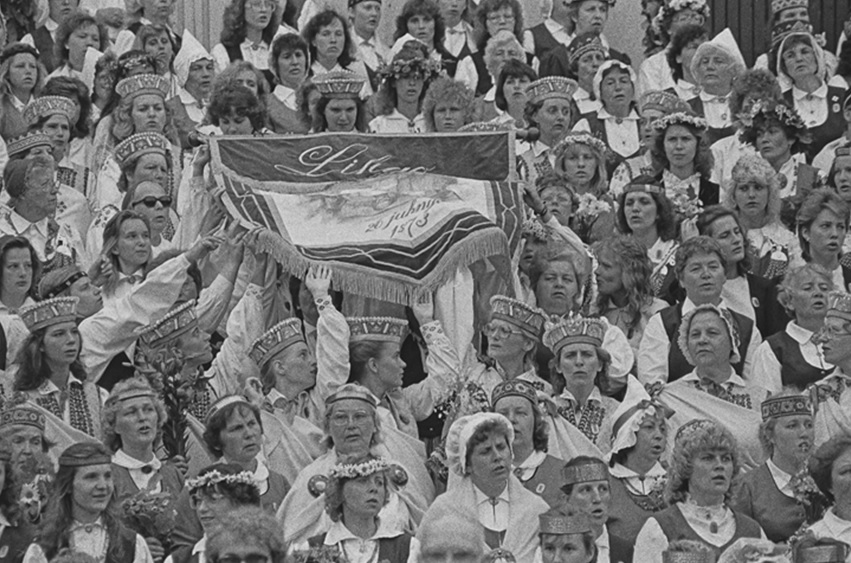 &quot;Līgo&quot; karogs līgo pār dziedātāju galvām Mežaparka estrādē XX Vispārējos latviešu dziesmu...
