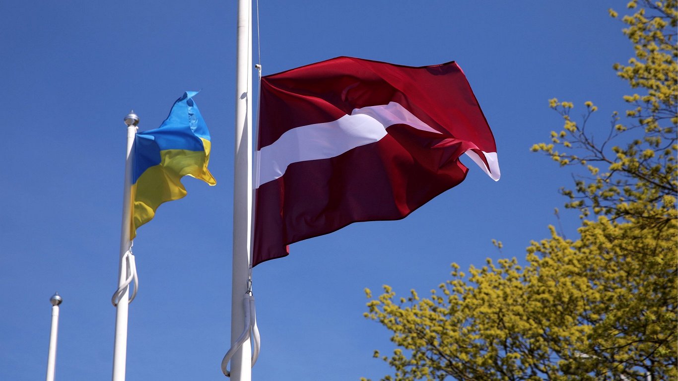 Ukrainas un Latvijas karogi