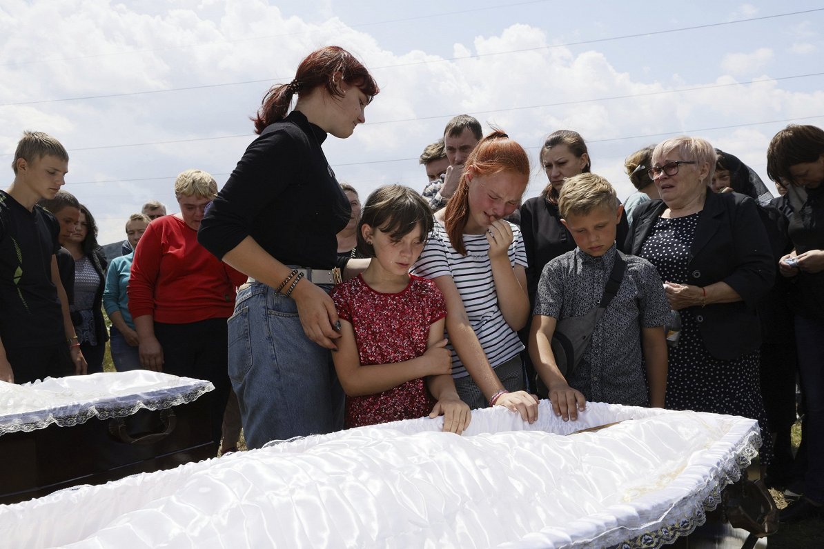 Doneckas apgabalā Ukrainā cilvēki sēro par 14 gadu vecu dvīņu meiteņu nāvi Krievijas raķešu uzbrukum...