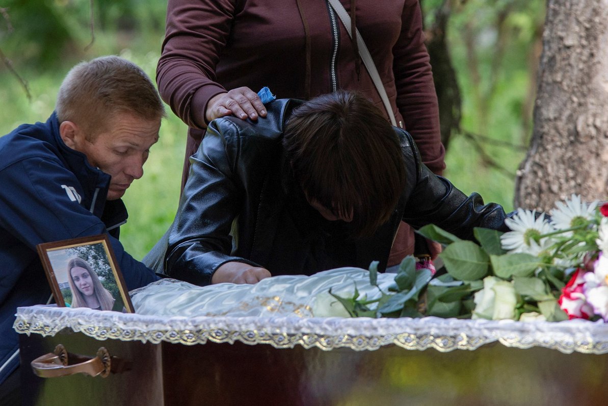 Мать и отец. Прощание с дочками, убитыми ракетой в пиццерии. Украина, Краматорск, Донецкая область,...