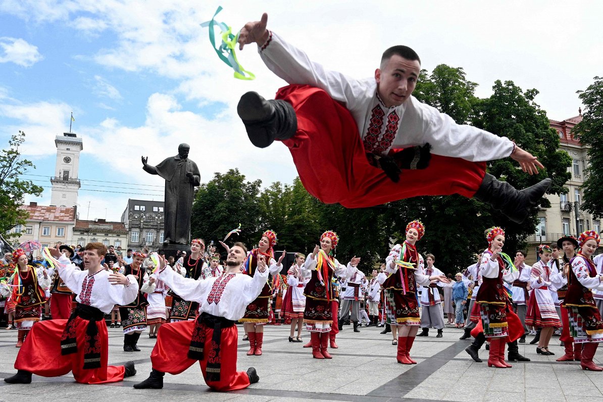 Танец в День Конституции. Украина, Львов, 28.06.2023.